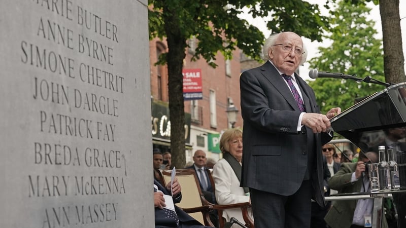 An tUachtarán Michael D. Higgins ag searmanas ar Shráid Thalbóid inniu, i gcuimhne na ndaoine a maraíodh sna hionsaithe buamála ar BhÁC agus ar Bhaile Mhuineacháin cothrom an lae seo caoga bliain ó shin