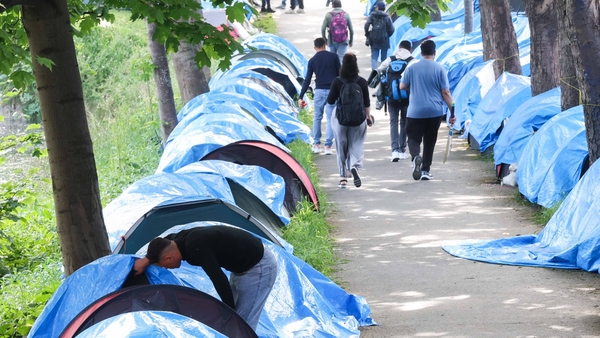 Tents pitched along the Grand Canal in Dublin city centre (Image: RollingNews.ie)