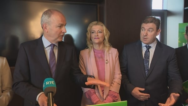 Micheál Martin ar clé, Niall Blaney ar dheis, agus gáire beag dóite á dhéanamh ag iarrthóir eile, Cynthia Ní Mhurchú, ina lár