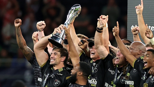 Eben Etzebeth of Sharks lifts the Challenge Cup