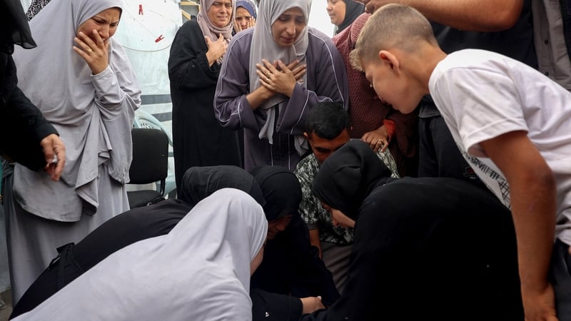 Ag caoineadh na marbh tar éis an ionsaí a rinne aerfhórsa Iosrael ar ionad teifeach in aice le Rafah, 27 Bealtaine 2024
