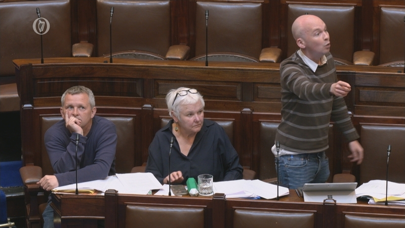 Richard Boyd Barrett, Bríd Smith agus Paul Murphy ó Phobal Roimh Bhrabús le linn na díospóireachta teasaí i nDáil Éireann inniu