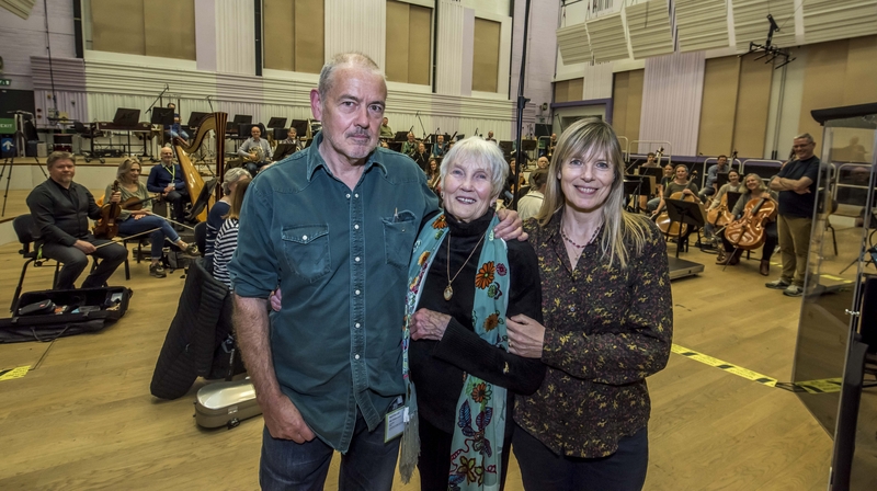 Peggy Seeger with her son Neil MacColl, daughter-in-law Kate St John and the BBC Philharmonic Orchestra