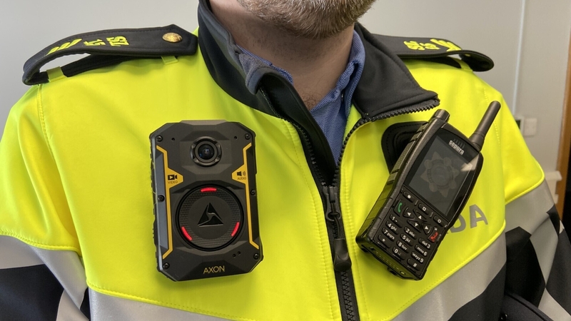 Beidh na ceamaraí á gcaitheamh ar chliabhrach na nGardaí