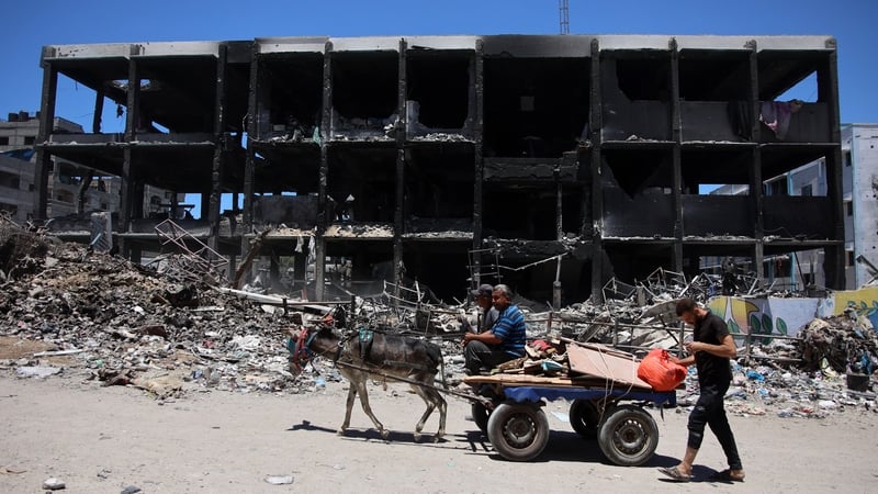 Daoine ag teitheadh lena maoin shaolta i Tel-al-Sultan, Rafah, i ndeisceart Gaza