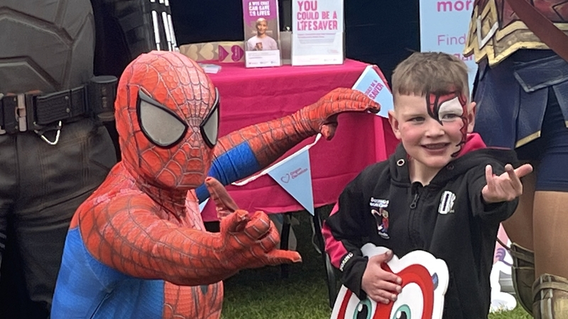 Is é Dáithí Mac Gabhann (7 mbliana d'aois) as Béal Feirste is cúis leis an dlí ar dheonú orgán a bheith leasaithe.