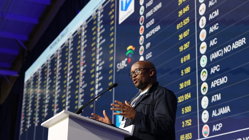 Mosotho Moepya, Cathaoirleach Choimisiún Toghchánaíochta na hAfraice Theas ag preas ócáid inné