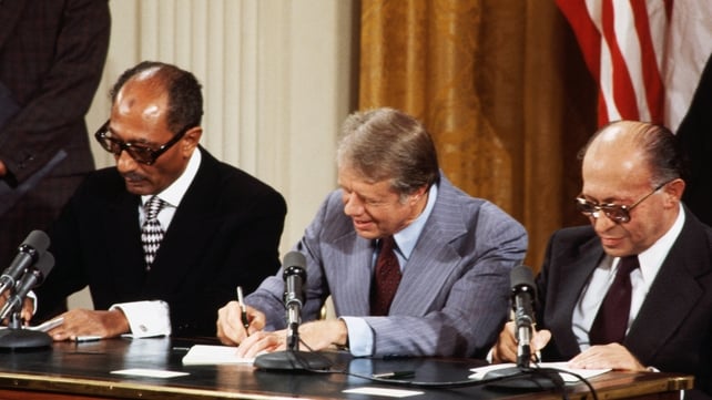(L-R) Anwar Al Sadat, Jimmy Carter and Menechem Begin sign the Camp David Accord in 1978