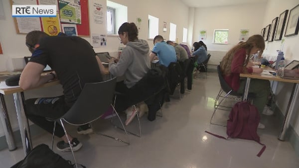 Na mílte dalta ar chipíní ag feitheamh ar an Lár Oifig Iontrála.