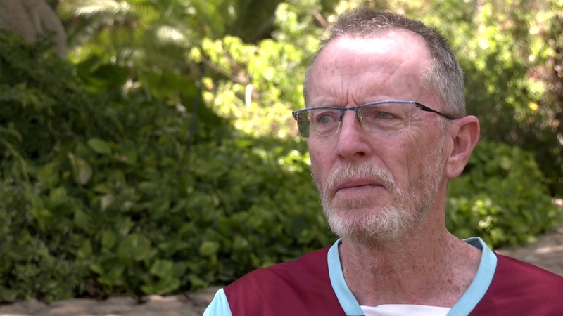 "Is cúis náire dom anois a bheith i m'Éireannach", a dúirt athair Emily Hand, Tom Hand, le gairid