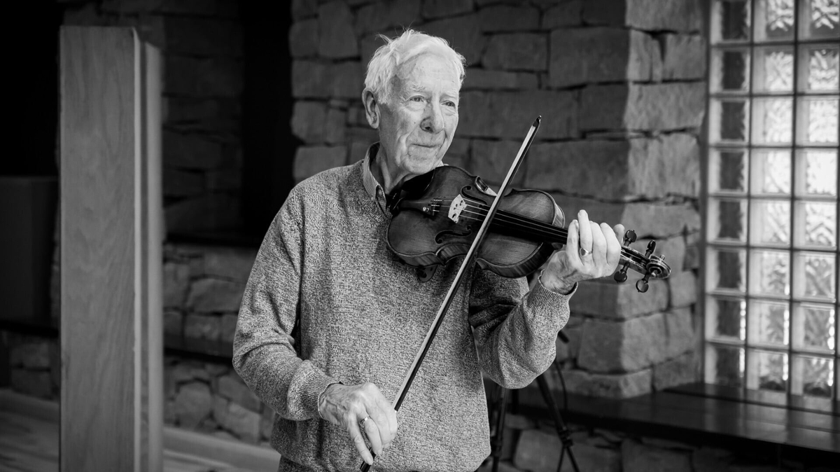 Tús Áite: Mír in Omóis do Charlie Lennon