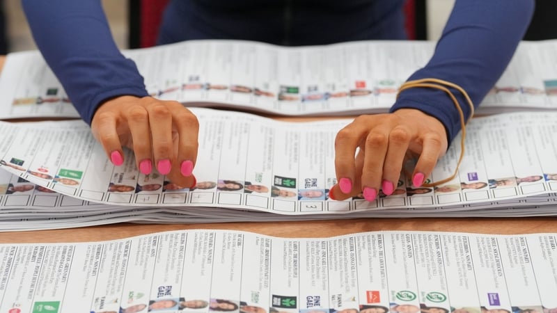 Níl ionga ná orlach idir FG agus FF