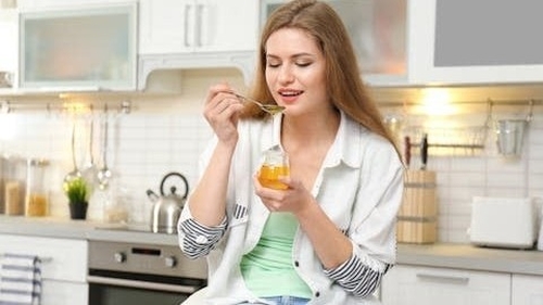 Honey may indirectly influence how severely we react to seasonal pollen. Photo: Africa Studio/ Shutterstock