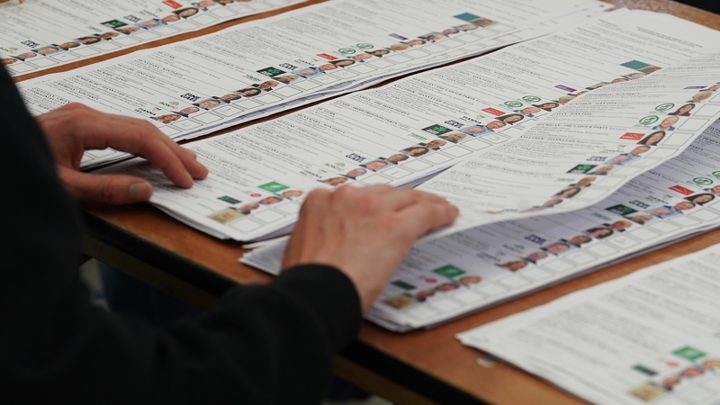 Cinniúint na bpolaiteoirí ar a lámha!