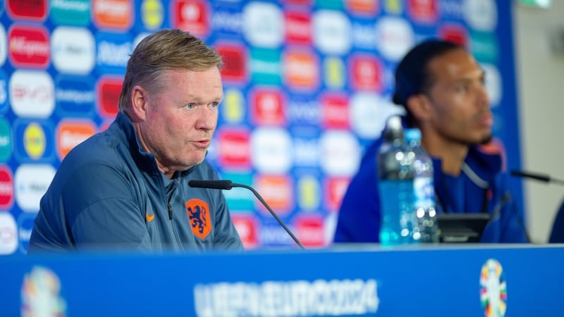 Netherlands boss Ronald Koeman (l) alongside his captain Virgil van Dijk