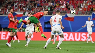 Cristiano Ronaldo heads off target