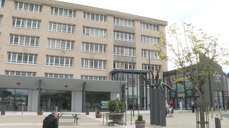 Teach Phoenix, sa tSionainn i gCo. an Chláir, áit a bhfuil 74 duine as an Úcráin ag cur futhú.