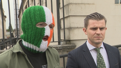 DJ Próvaí (ar chlé) agus an cás buaite ag 'Kneecap'