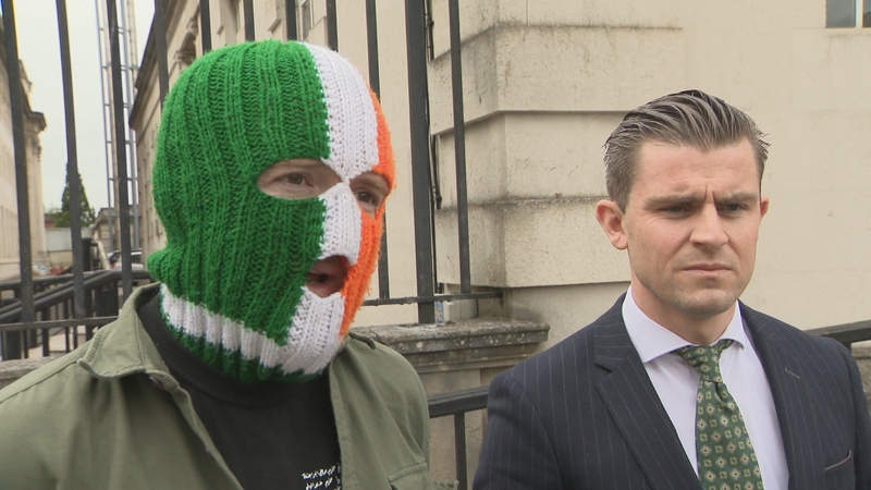 DJ Próvaí (ar chlé) agus an cás buaite ag 'Kneecap'
