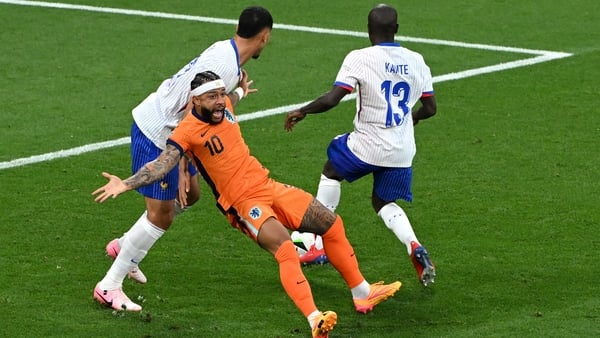 Memphis Depay (C) appeals for a foul in the France box