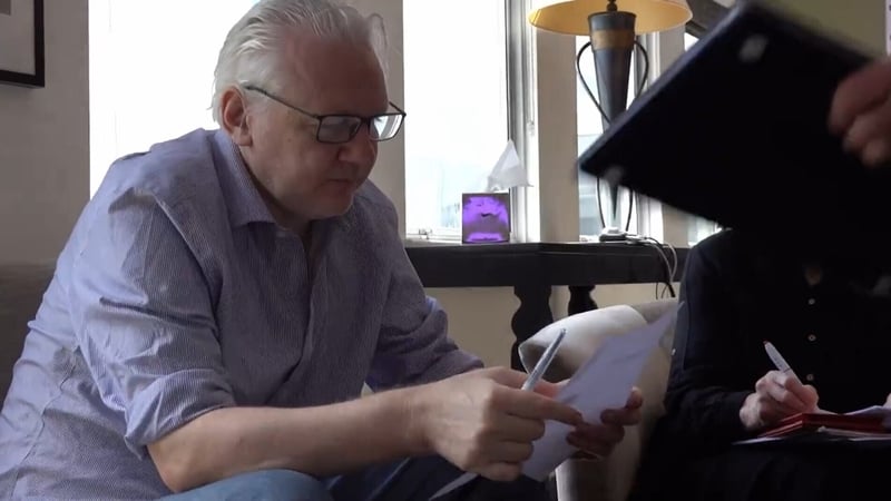 Julian Assange ag caint le hiriseoirí i Londain ar maidin inniu