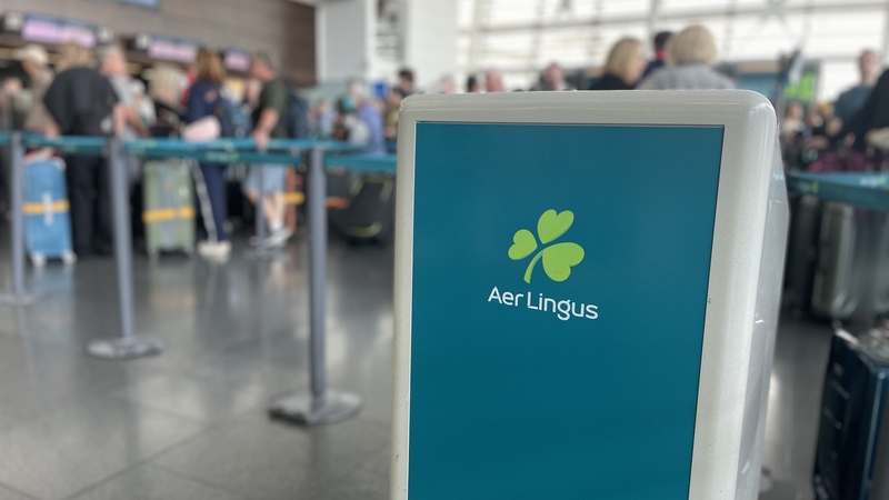 Deasc Aer Lingus i gCríochfort 2 in Aerfort Bhaile Átha Cliath ar maidin inniu