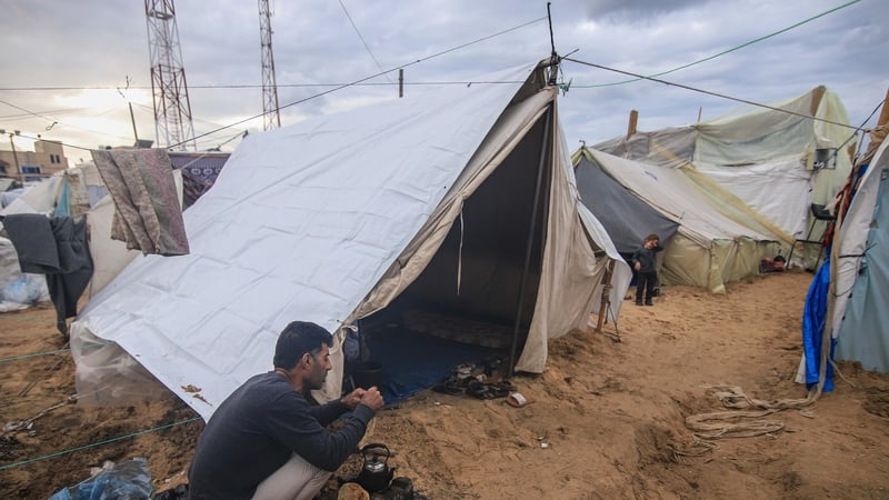 Fear ag téamh aráin ar oighean i gcampa de chuid UNWRA i Khan Younis, Gaza. [Pic: Bloomberg]