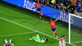 Spain's midfielder #17 Nico Williams (C) celebrates