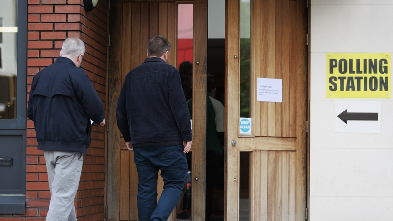 Daoine ag vótáil i ndeisceart Bhéal Feirste ar maidin inniu