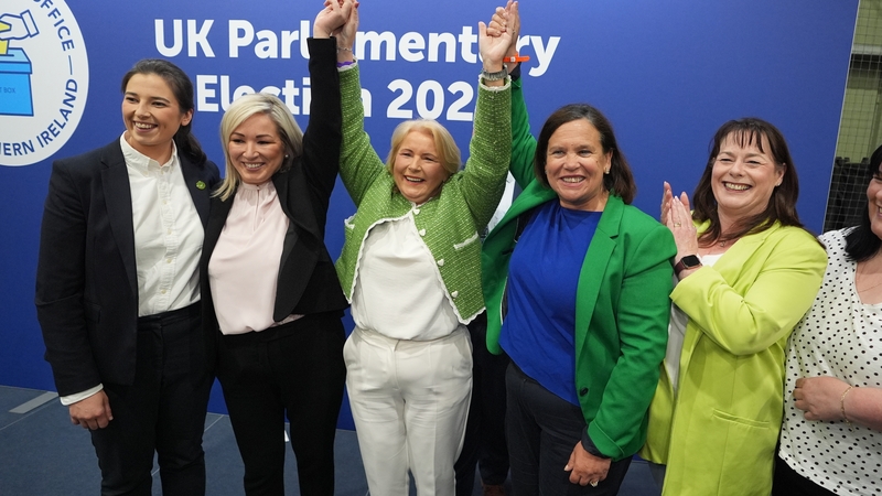 Feisire nuathofa Shinn Féin ag ceiliúradh in éindí le Michelle O'Neill agus Mary Lou McDonald