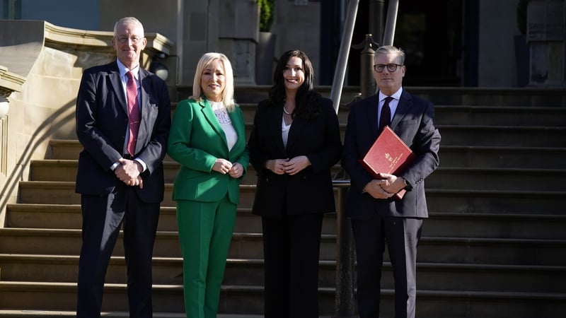 Hilary Benn, Michelle O'Neill, Emma Little-Pengellly agus Keir Starmer ag Stormont ar maidin