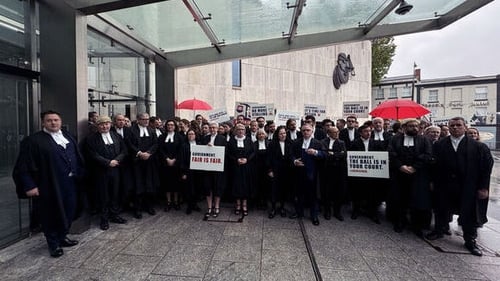 Criminal barristers protesting outside the CCJ in Dublin (Pic:RollingNews.ie)
