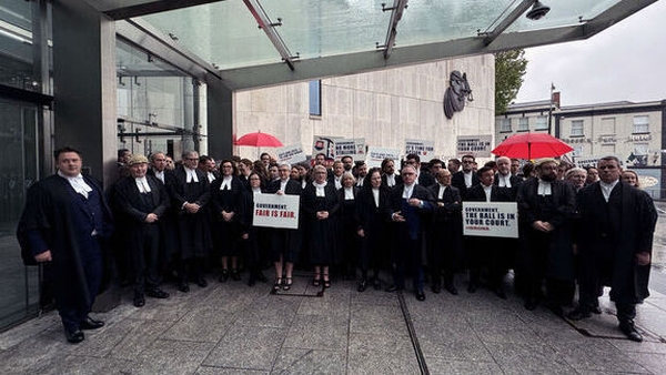 Criminal barristers protesting outside the CCJ in Dublin (Pic:RollingNews.ie)