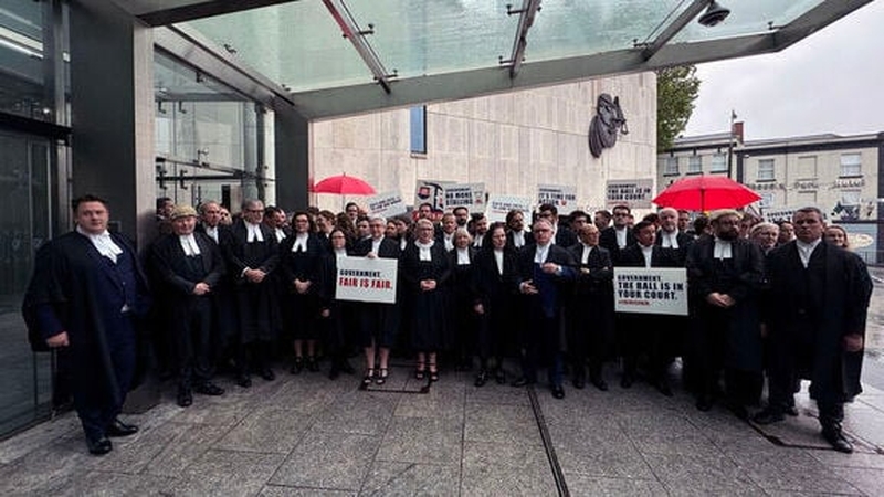 Criminal barristers protesting outside the CCJ in Dublin (Pic:RollingNews.ie)