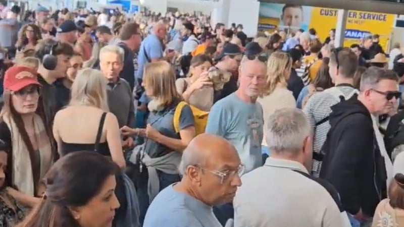 Sluaite ag fanacht ar sheirbísí ag Aerfort Stansted sa mBreatain ar maidin