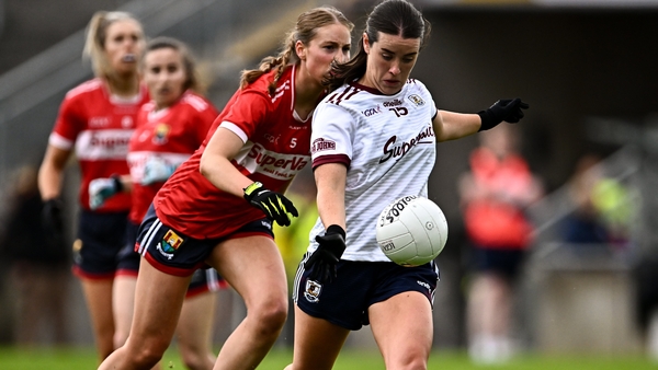 Róisín Leonard of Galway (R) shoots under pressure from Cork's Aoife Healy