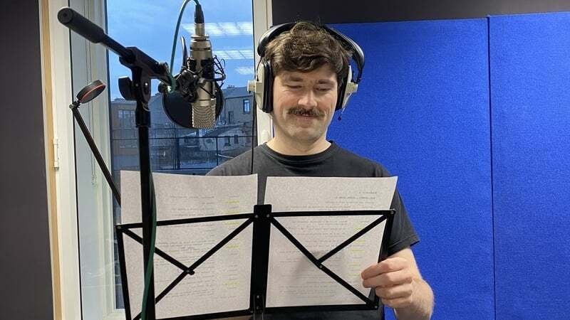 Eoin P. Ó Murchú i mbun taifeadadh.