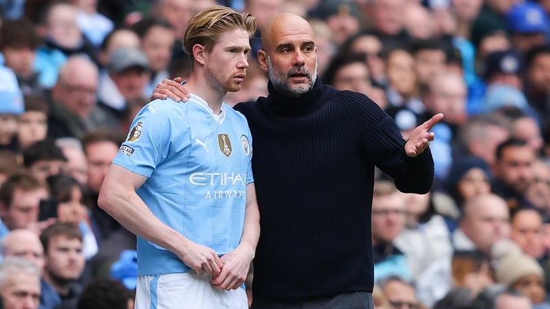 Kevin de Bruyne (L) and Manchester City manager Pep Guardiola