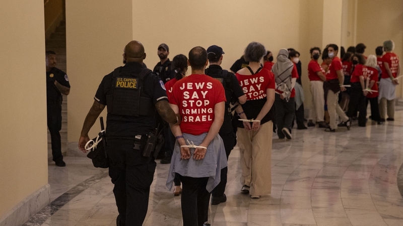 Agóidí go leor beartaithe agus Benjamin Netanyahu ar a bhealach go Washington.