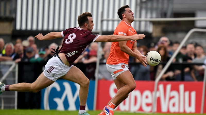 Paul Conroy agus Stefan Campbell san iomaíocht i bPáirc Markievicz i mbabhta 3 den Chraobh Mí Meitheamh - Ard Mhacha abú.
[Pic: Brendan Moran/Sportsfile]