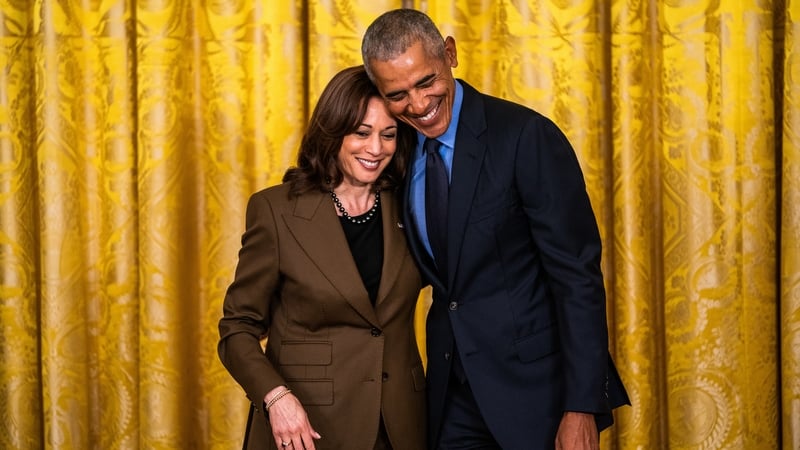 Tá Iar-Uachtarán na Stát Aontaithe, Barack Obama agus a bhean chéile Michelle i ndiaidh a dtacaíocht a léiriú do Kamala Harris mar iarrthóir de chuid an Pháirtí Dhaonlathaigh sa toghchán uachtaránachta mí na Samhna.