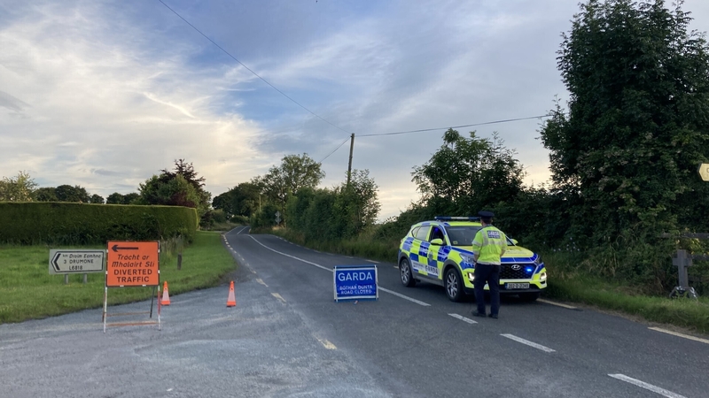 Láthair na timpiste ar an Seanchaisleán ina raibh 3 ghluaisrothar.