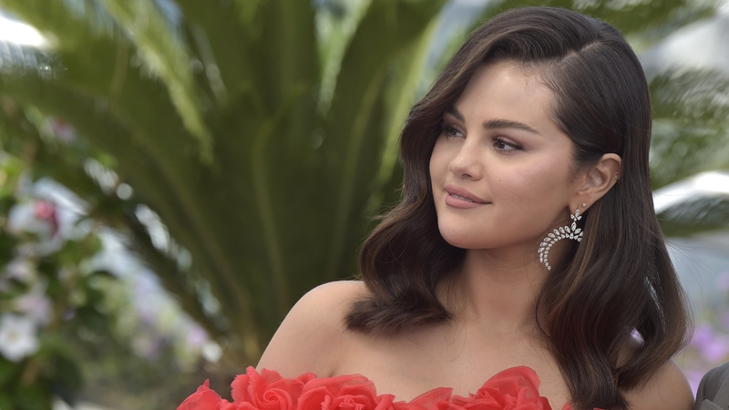 Selena Gomez "hates" speculation about cosmetic surgery