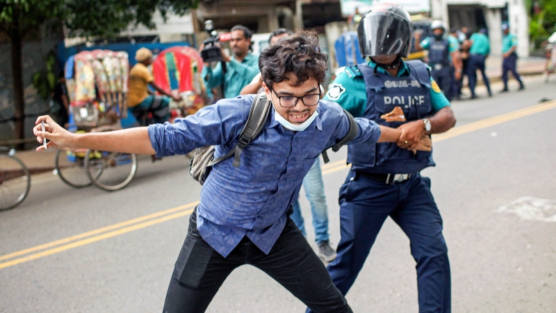 Students in Dhaka have been staging new protests after the government refused to release their leaders
