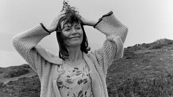 Edna O'Brien on Howth Head (1976) 2211_044