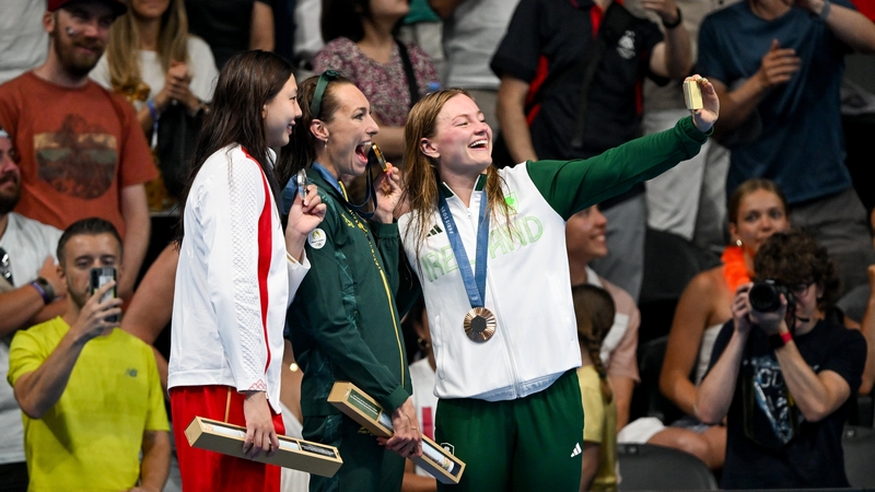 Mona McSharry takes a selfie with gold medallist Tatjana Smith and silver medallist Qianting Tang