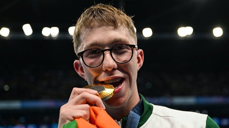 Daniel Wiffen celebrates with his gold medal in Paris