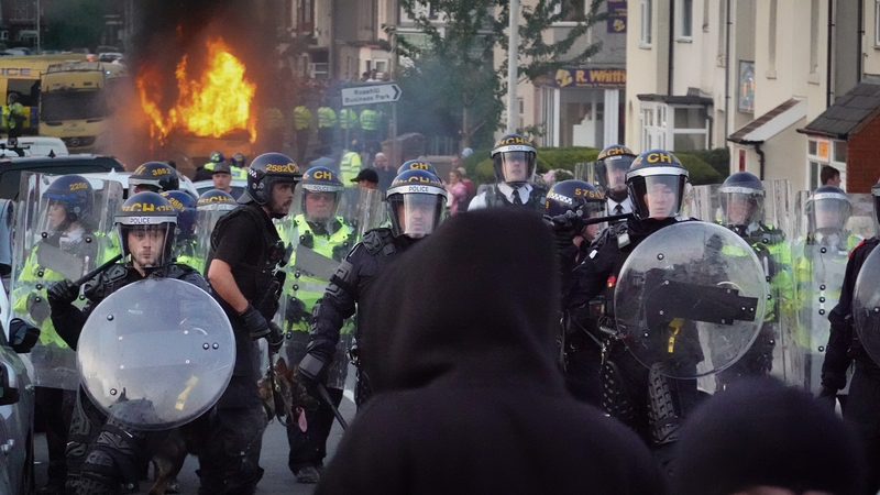 Deir na póilíní gur baill den ghrúpa antoisceach, an English Defence League, a bhí freagrach as an bhforéigean
