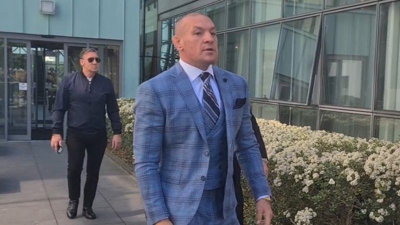 Conor McGregor taobh amuigh de Chúirt Dúiche Bhaile Bhlainséir inniu