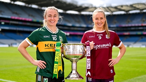 Kerry captain Niamh Carmody (L) and Galway captain Ailbhe Davoren